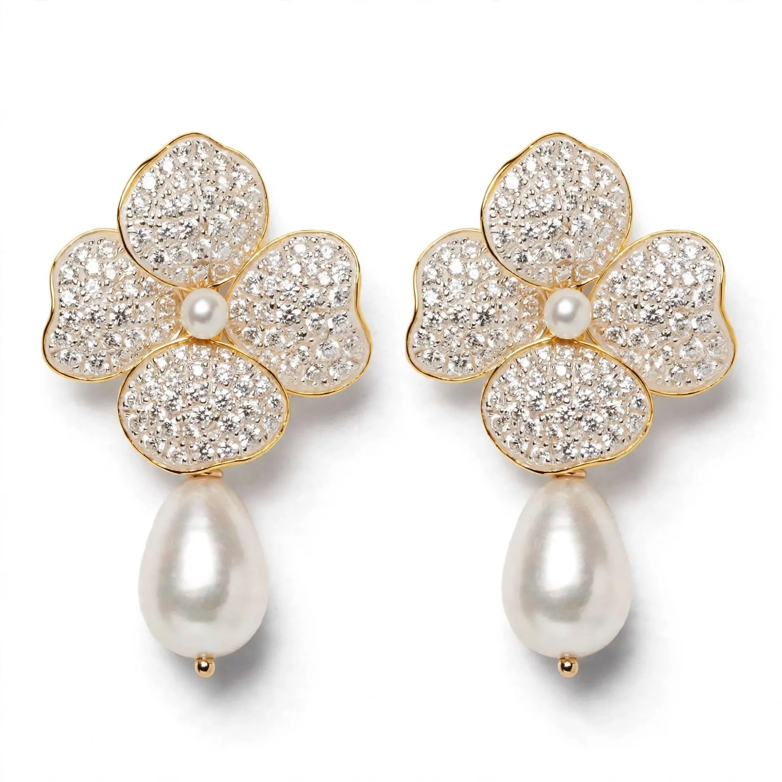Boucles d'oreilles fleur 4 pétales diamants de laboratoire or jaune perle goutte Eugénie fond blanc