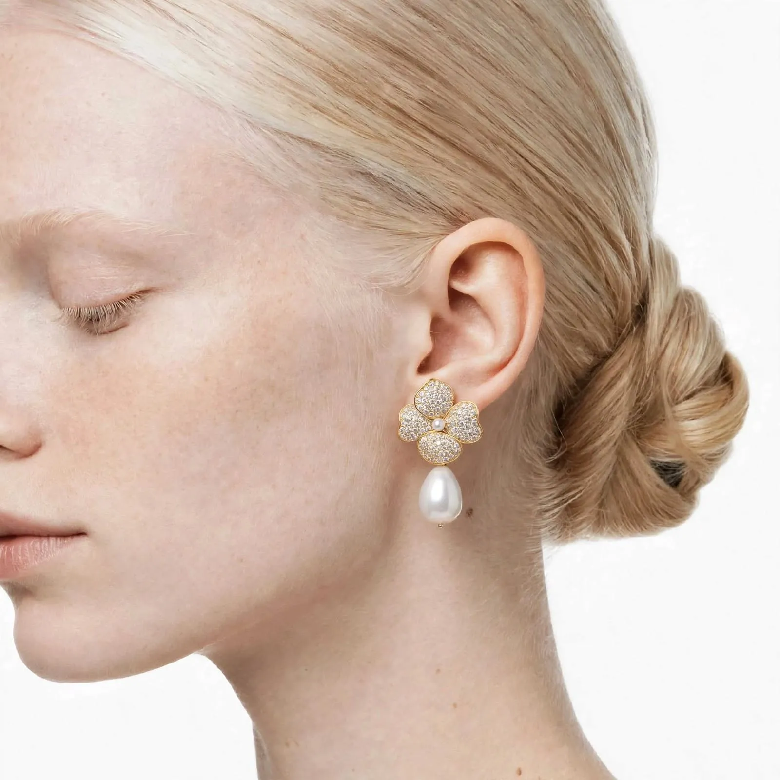 Boucles d'oreilles fleur 4 pétales diamants de laboratoire or jaune perle goutte Eugénie portées