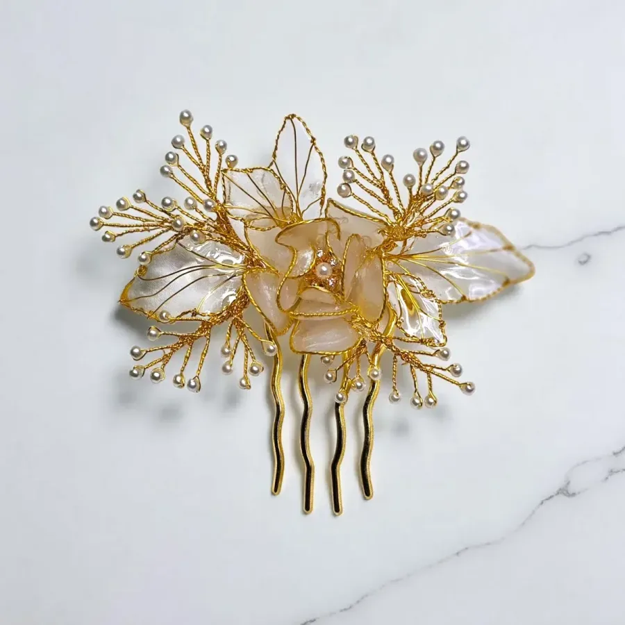 Peigne Betina pour harmoniser voile et bijou de cheveux de mariée