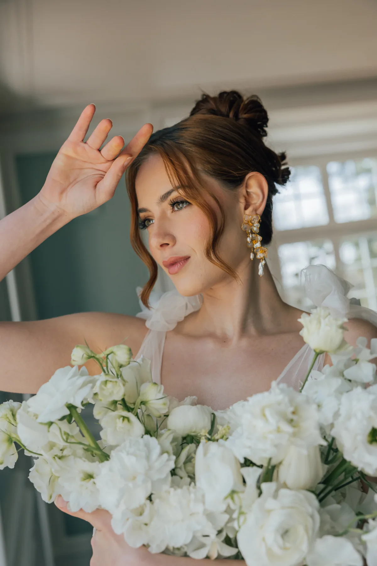 Sposa con il suo bouquet e gioielli della maison