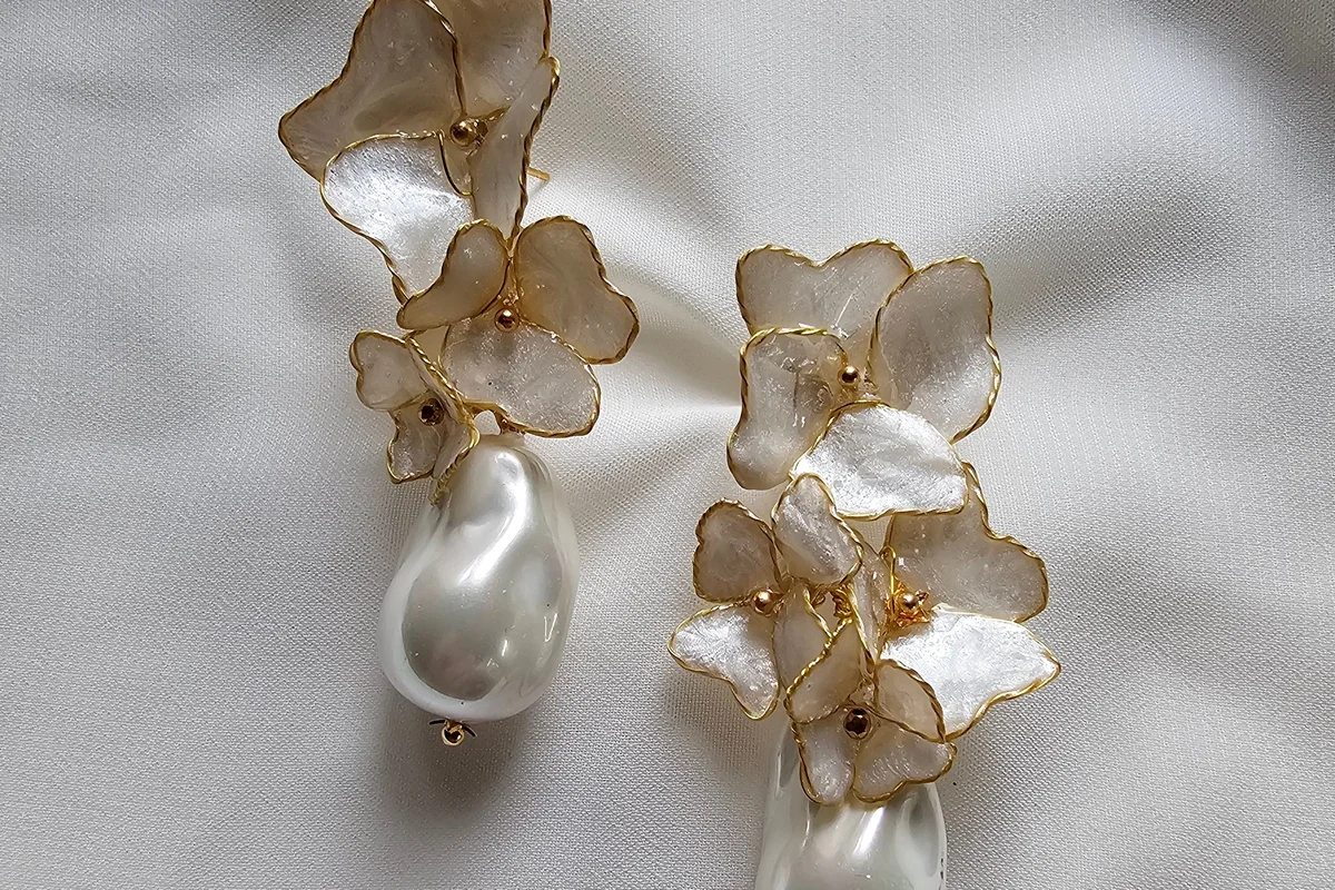 Boucles d'oreilles dorées en perles baroques - tendances bijoux mariée 2026