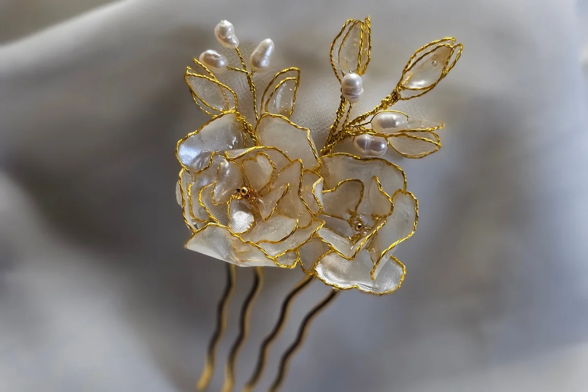 Peigne de mariée doré dans un chignon - bijou selon coiffure